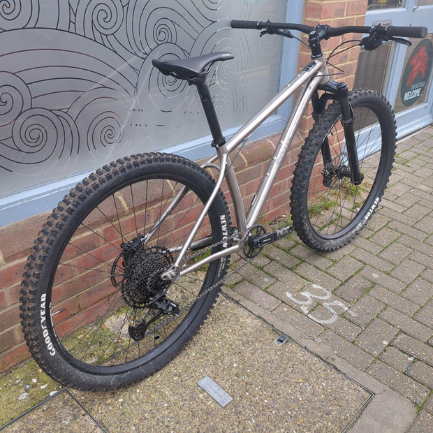 Broken Road Ti / Small