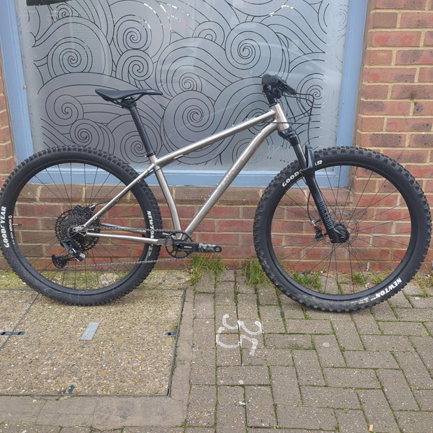 Broken Road Ti / Small